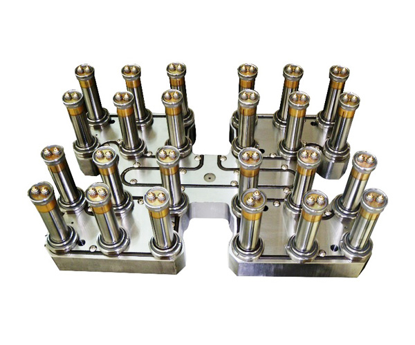 Hot runner action on plastic mold